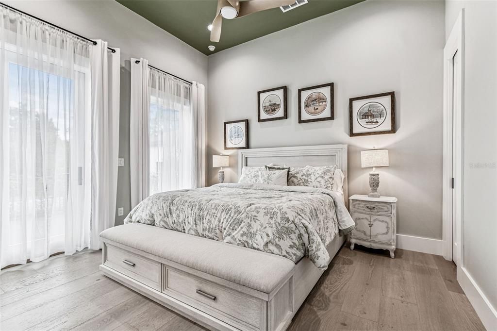 合同活跃: $3,000,000 (4 贝兹, 4 浴室, 4453 平方英尺)