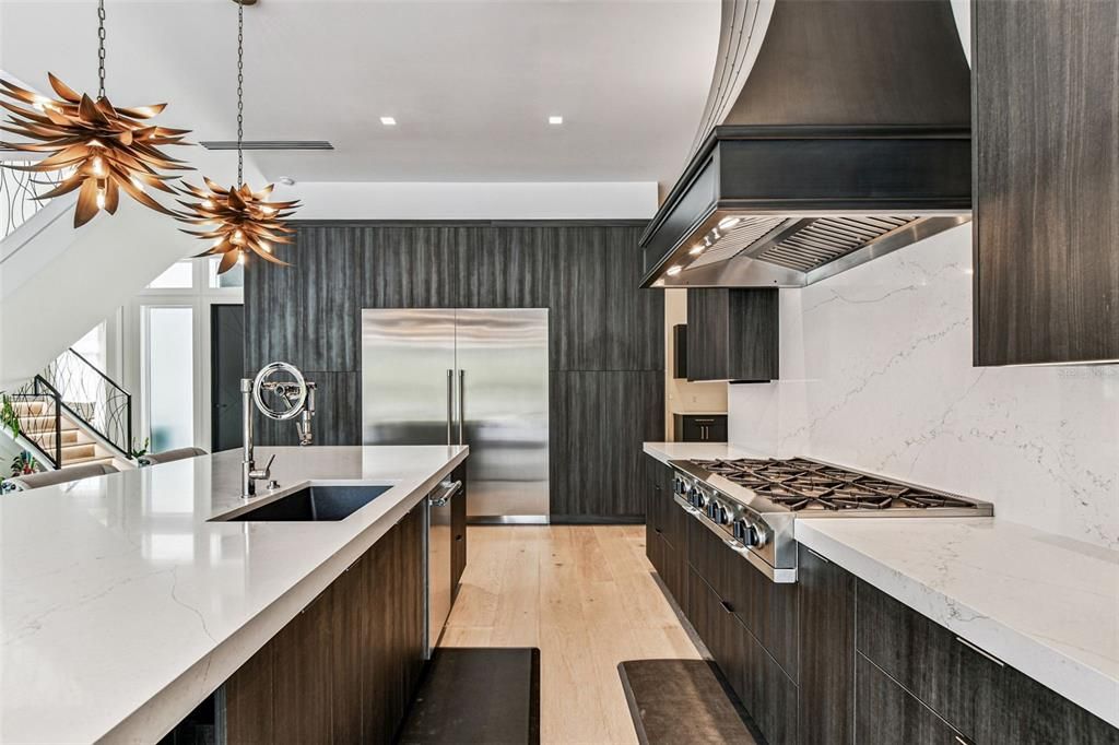 合同活跃: $3,000,000 (4 贝兹, 4 浴室, 4453 平方英尺)