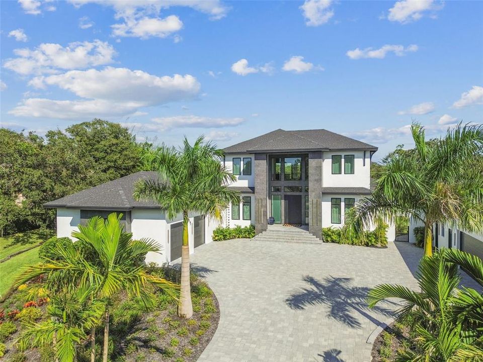 合同活跃: $3,000,000 (4 贝兹, 4 浴室, 4453 平方英尺)