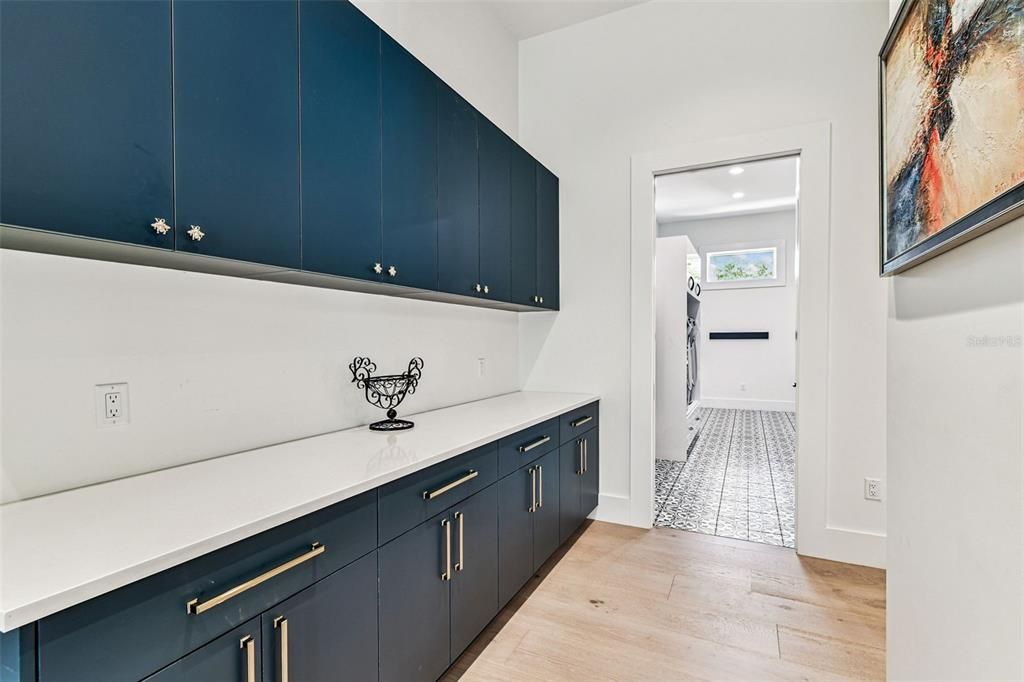 合同活跃: $3,000,000 (4 贝兹, 4 浴室, 4453 平方英尺)