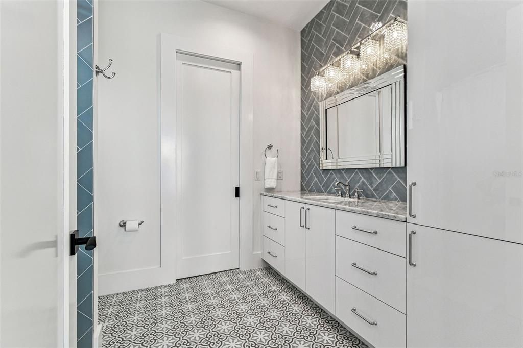 合同活跃: $3,000,000 (4 贝兹, 4 浴室, 4453 平方英尺)