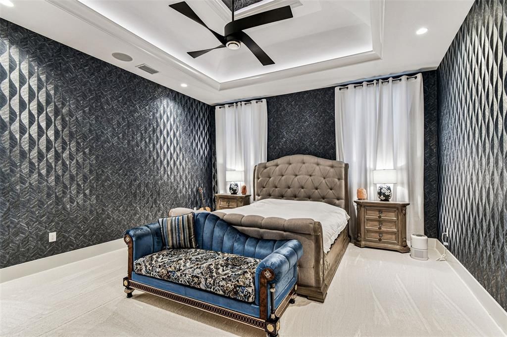 合同活跃: $3,000,000 (4 贝兹, 4 浴室, 4453 平方英尺)