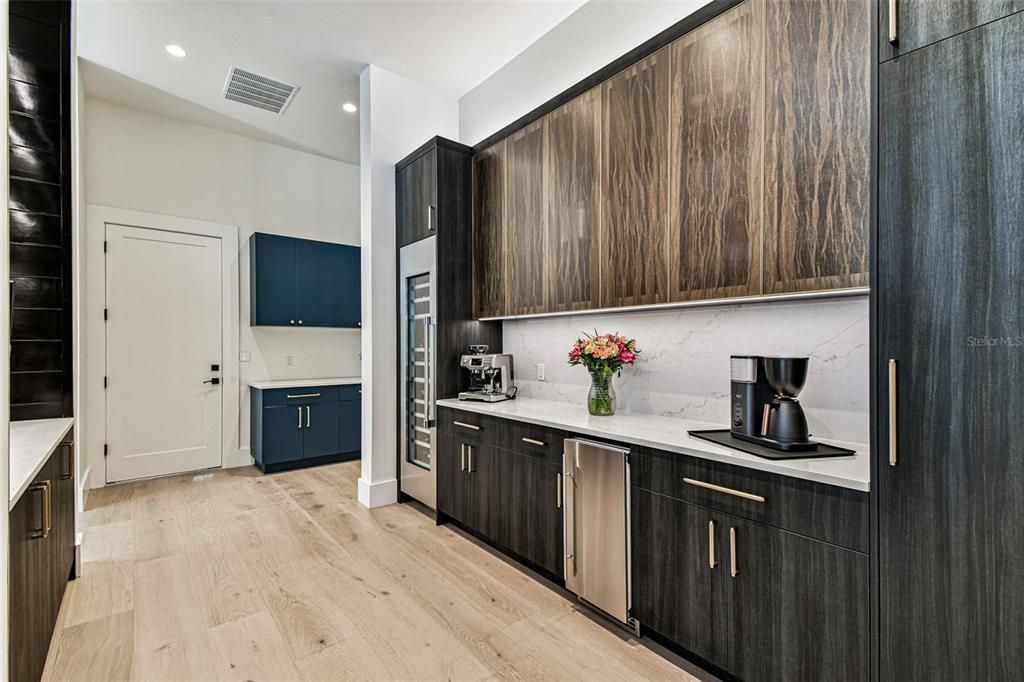 合同活跃: $3,000,000 (4 贝兹, 4 浴室, 4453 平方英尺)