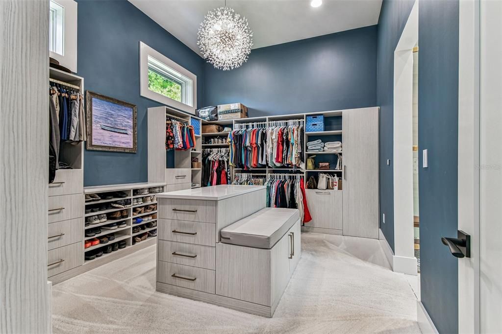 合同活跃: $3,000,000 (4 贝兹, 4 浴室, 4453 平方英尺)