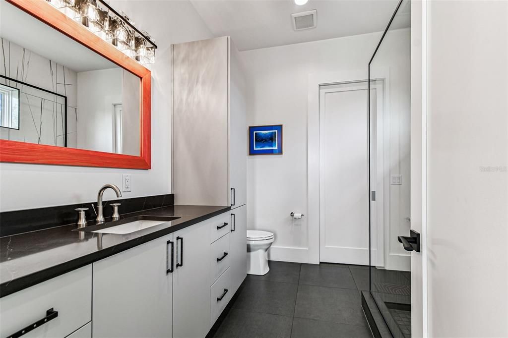 合同活跃: $3,000,000 (4 贝兹, 4 浴室, 4453 平方英尺)