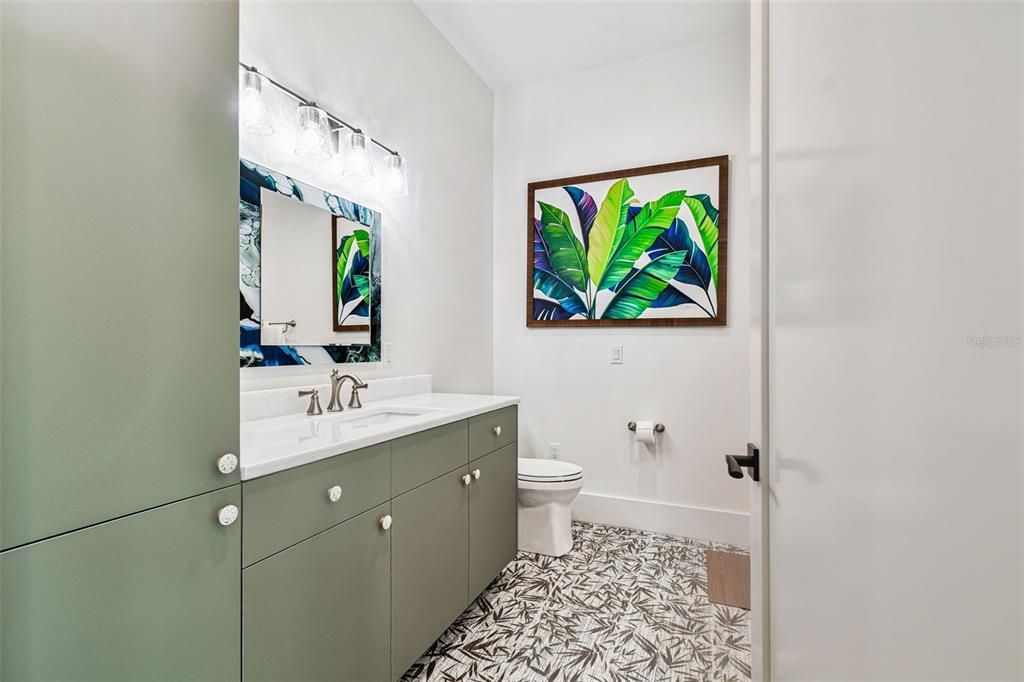 合同活跃: $3,000,000 (4 贝兹, 4 浴室, 4453 平方英尺)