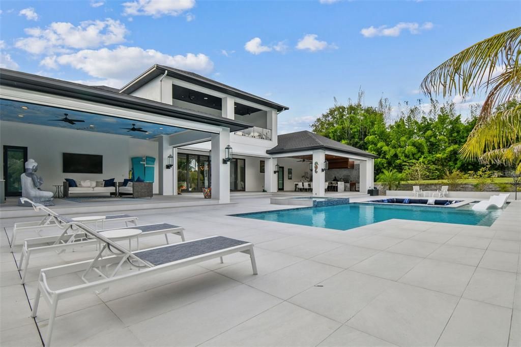 合同活跃: $3,000,000 (4 贝兹, 4 浴室, 4453 平方英尺)