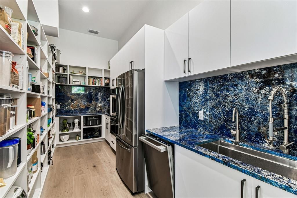 合同活跃: $3,000,000 (4 贝兹, 4 浴室, 4453 平方英尺)