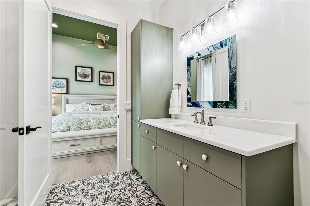 合同活跃: $3,000,000 (4 贝兹, 4 浴室, 4453 平方英尺)