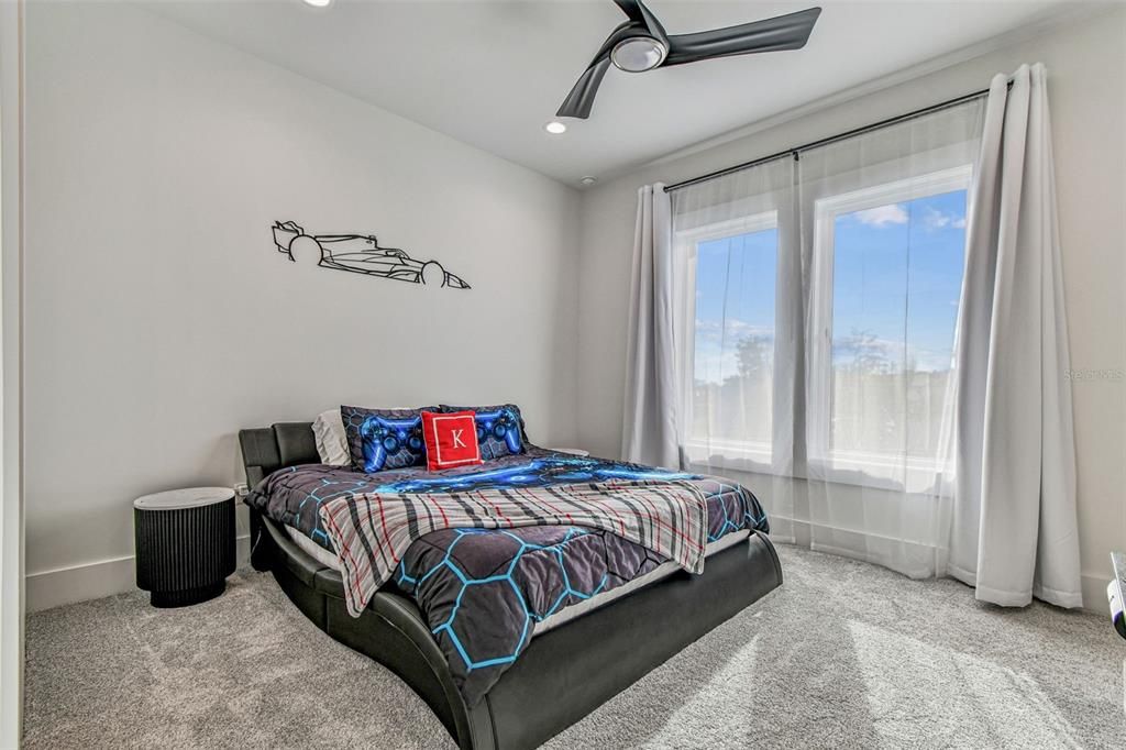 合同活跃: $3,000,000 (4 贝兹, 4 浴室, 4453 平方英尺)