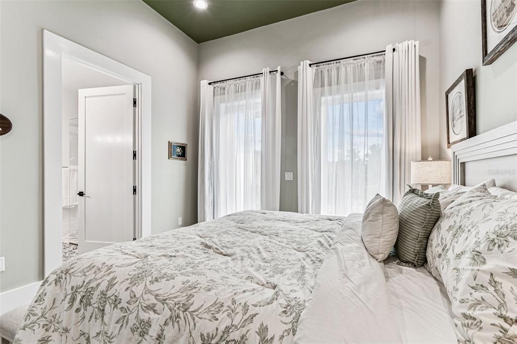 合同活跃: $3,000,000 (4 贝兹, 4 浴室, 4453 平方英尺)