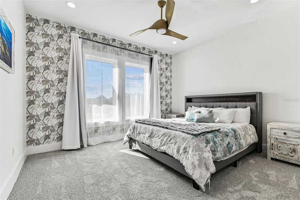 合同活跃: $3,000,000 (4 贝兹, 4 浴室, 4453 平方英尺)