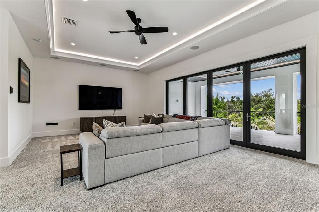 合同活跃: $3,000,000 (4 贝兹, 4 浴室, 4453 平方英尺)