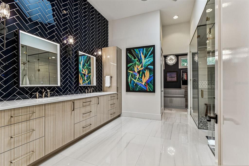 合同活跃: $3,000,000 (4 贝兹, 4 浴室, 4453 平方英尺)