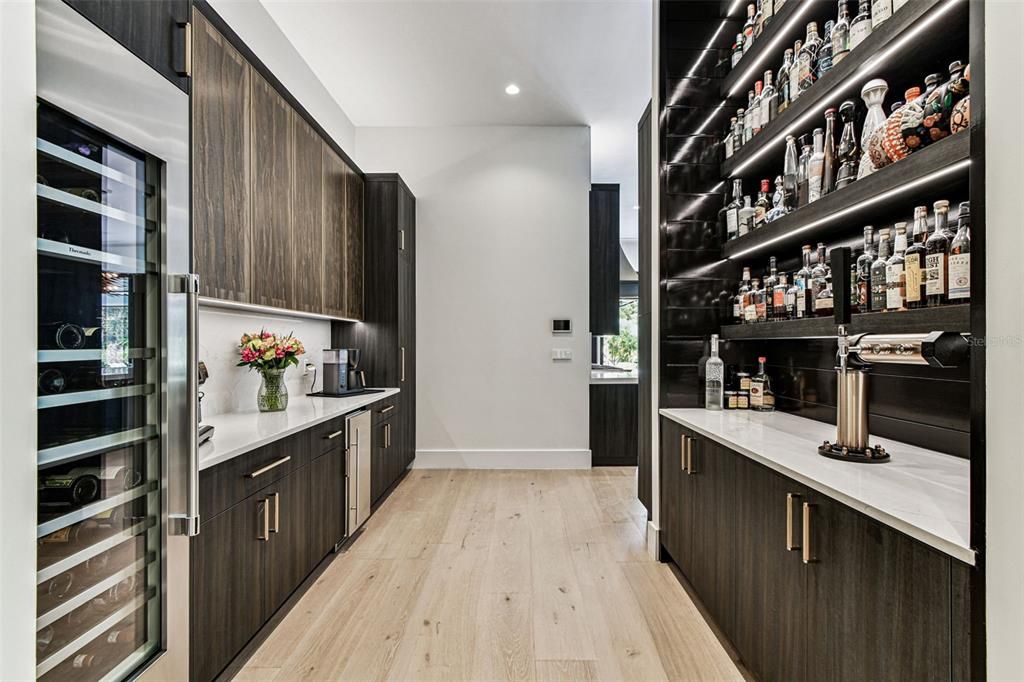 合同活跃: $3,000,000 (4 贝兹, 4 浴室, 4453 平方英尺)