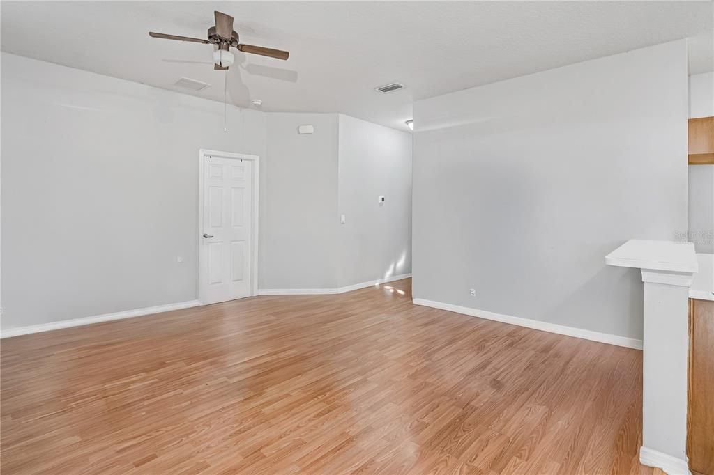 Activo con contrato: $225,000 (3 camas, 2 baños, 1265 Pies cuadrados)
