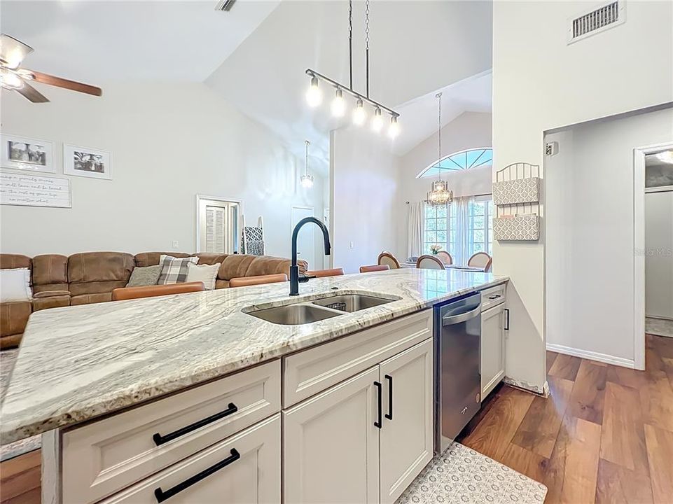 En Venta: $369,900 (3 camas, 2 baños, 1631 Pies cuadrados)