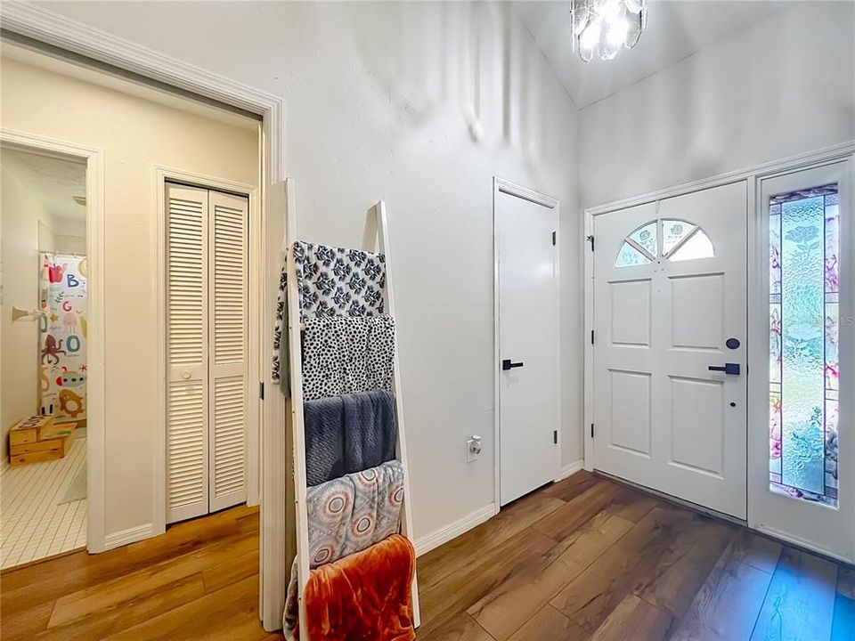 En Venta: $369,900 (3 camas, 2 baños, 1631 Pies cuadrados)