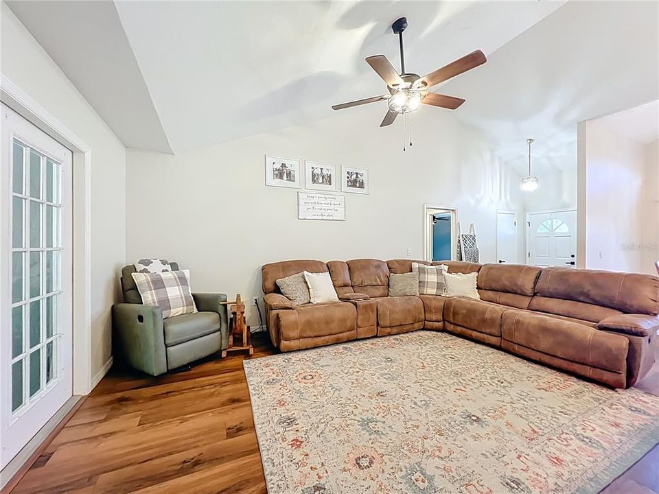 En Venta: $369,900 (3 camas, 2 baños, 1631 Pies cuadrados)