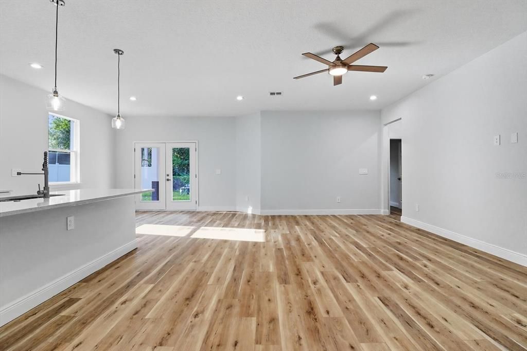 En Venta: $315,000 (3 camas, 2 baños, 1652 Pies cuadrados)