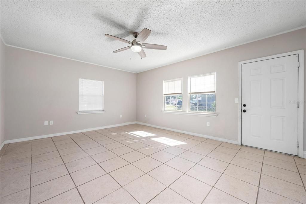 Activo con contrato: $199,900 (2 camas, 2 baños, 1326 Pies cuadrados)