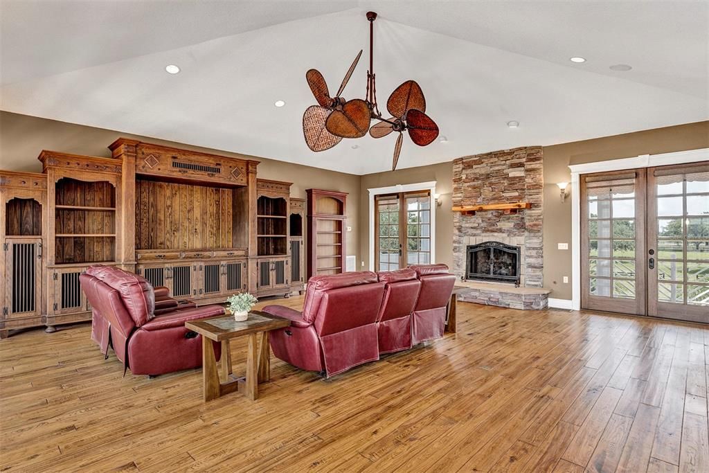 For Sale: $1,885,000 (3 beds, 2 baths, 4020 Square Feet)