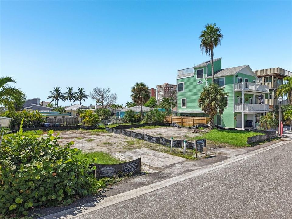 На продажу: $335,000 (0.08 acres)