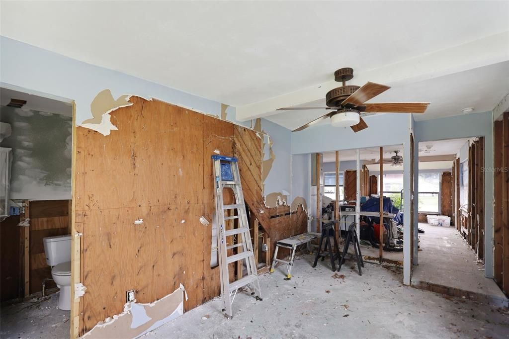 合同活跃: $205,000 (3 贝兹, 2 浴室, 1264 平方英尺)