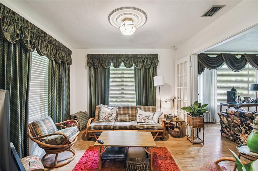 Под контрактом: $950,000 (2 спален, 1 ванн, 1511 Квадратных фут)