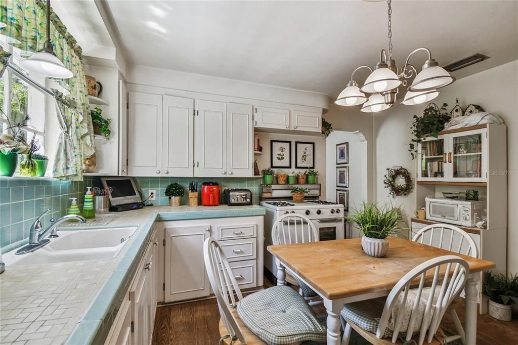 Под контрактом: $950,000 (2 спален, 1 ванн, 1511 Квадратных фут)