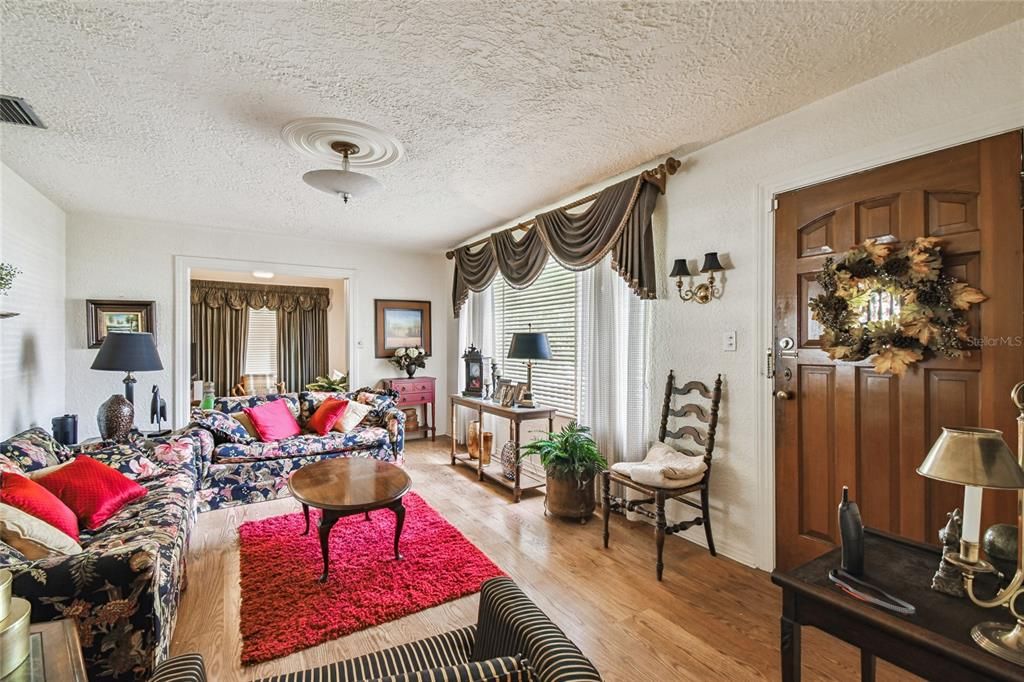 Под контрактом: $950,000 (2 спален, 1 ванн, 1511 Квадратных фут)