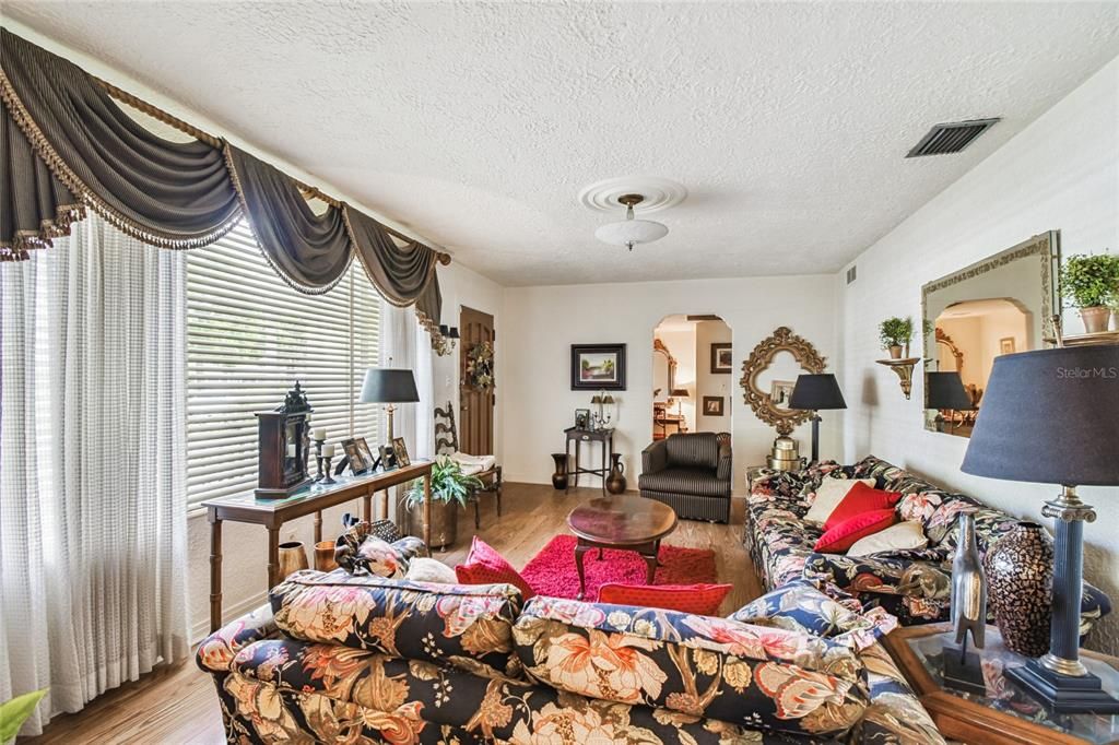 Под контрактом: $950,000 (2 спален, 1 ванн, 1511 Квадратных фут)