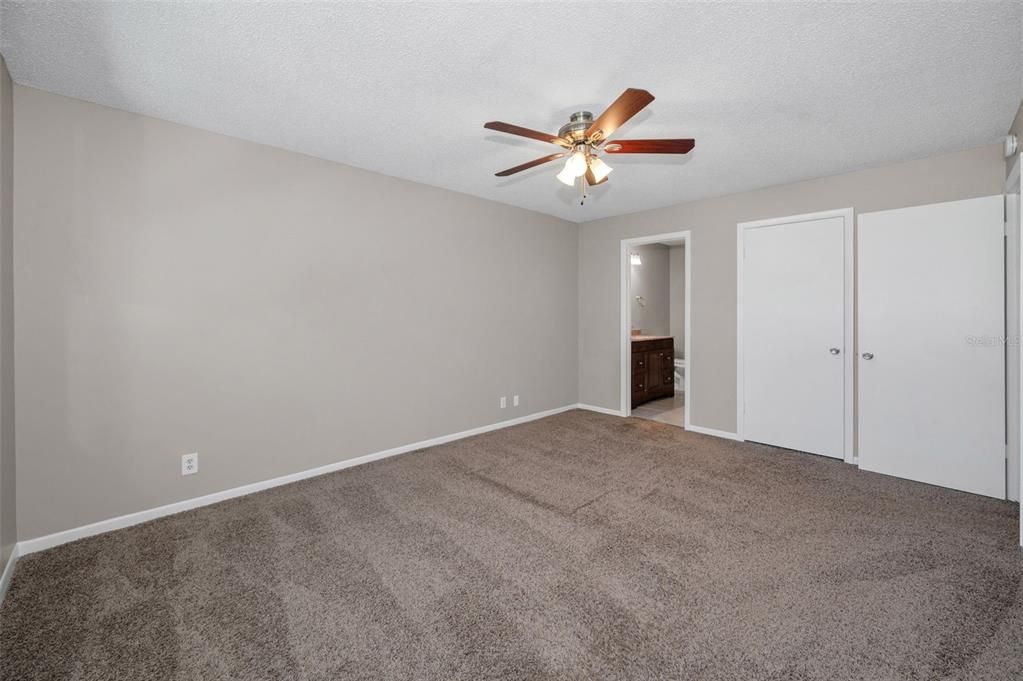 Под контрактом: $224,900 (2 спален, 2 ванн, 1180 Квадратных фут)