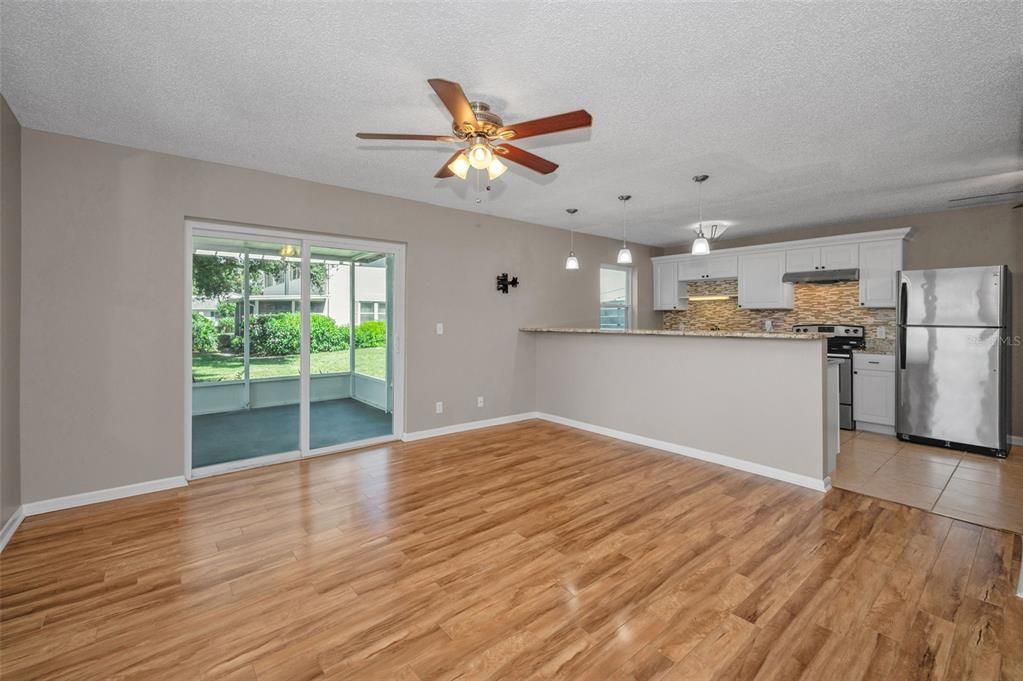 Под контрактом: $224,900 (2 спален, 2 ванн, 1180 Квадратных фут)