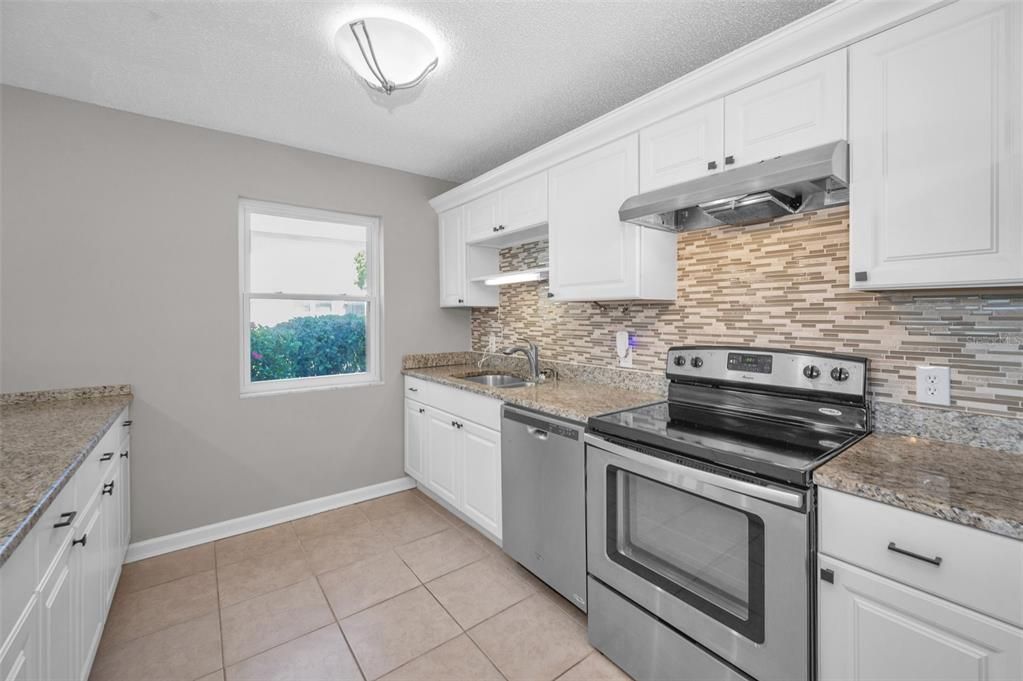 Под контрактом: $224,900 (2 спален, 2 ванн, 1180 Квадратных фут)