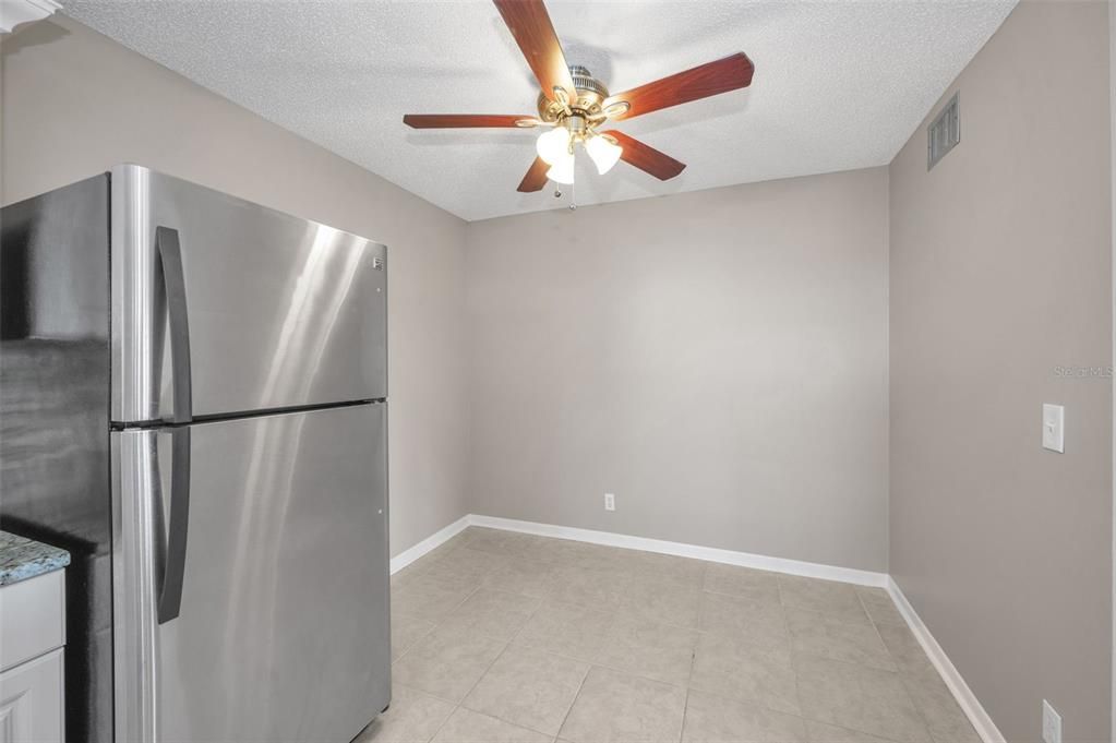 Под контрактом: $224,900 (2 спален, 2 ванн, 1180 Квадратных фут)