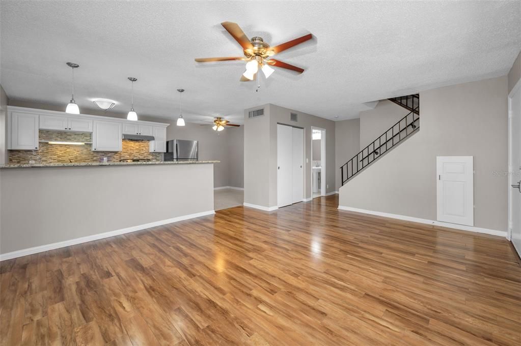 Под контрактом: $224,900 (2 спален, 2 ванн, 1180 Квадратных фут)