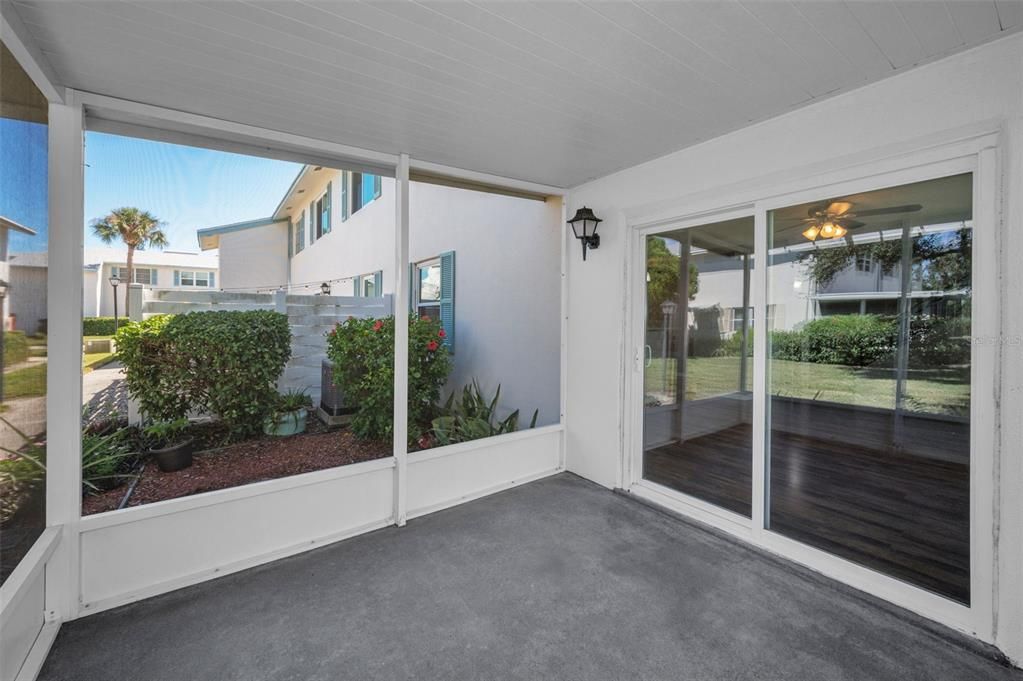 Под контрактом: $224,900 (2 спален, 2 ванн, 1180 Квадратных фут)