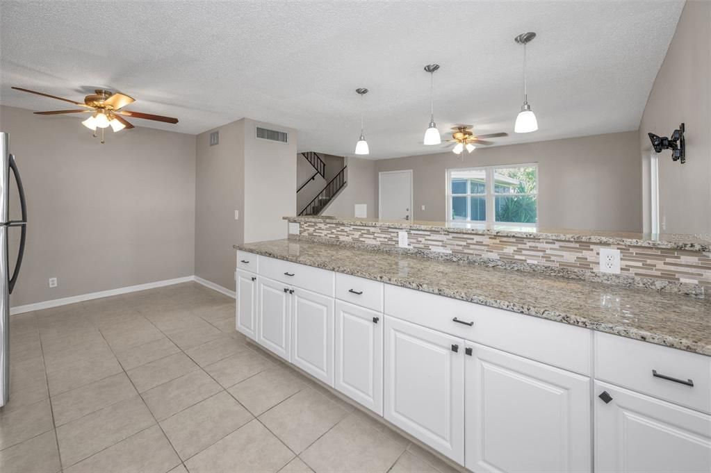 Под контрактом: $224,900 (2 спален, 2 ванн, 1180 Квадратных фут)