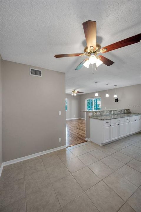 Под контрактом: $224,900 (2 спален, 2 ванн, 1180 Квадратных фут)