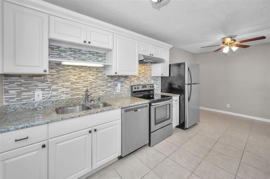 Под контрактом: $224,900 (2 спален, 2 ванн, 1180 Квадратных фут)