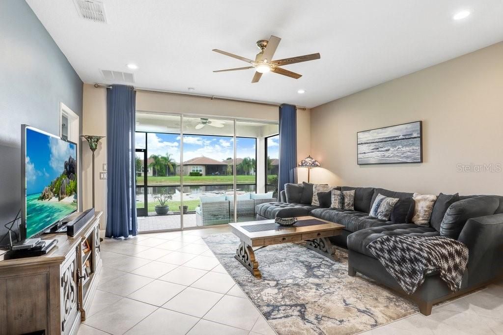 На продажу: $365,000 (2 спален, 2 ванн, 1648 Квадратных фут)