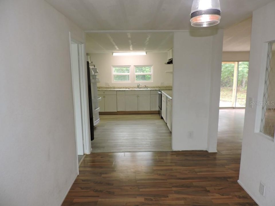 合同活跃: $176,300 (3 贝兹, 2 浴室, 1517 平方英尺)