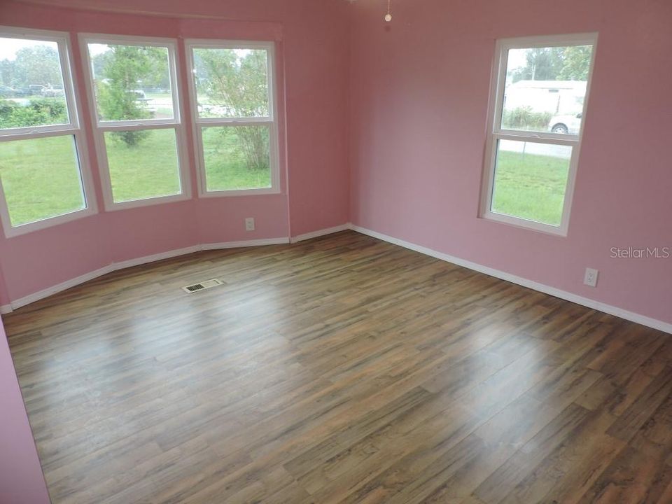 合同活跃: $176,300 (3 贝兹, 2 浴室, 1517 平方英尺)