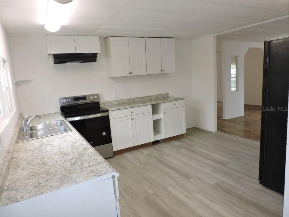 合同活跃: $176,300 (3 贝兹, 2 浴室, 1517 平方英尺)