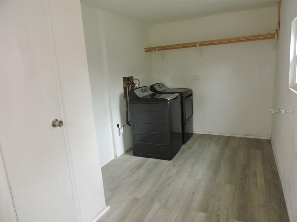 合同活跃: $176,300 (3 贝兹, 2 浴室, 1517 平方英尺)