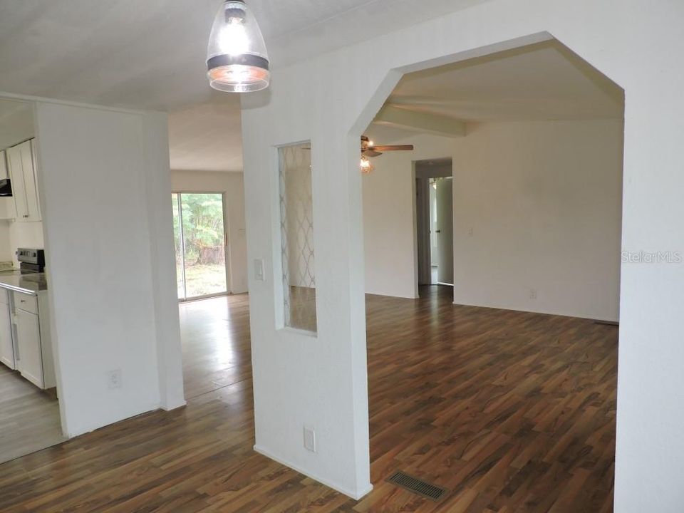 合同活跃: $176,300 (3 贝兹, 2 浴室, 1517 平方英尺)