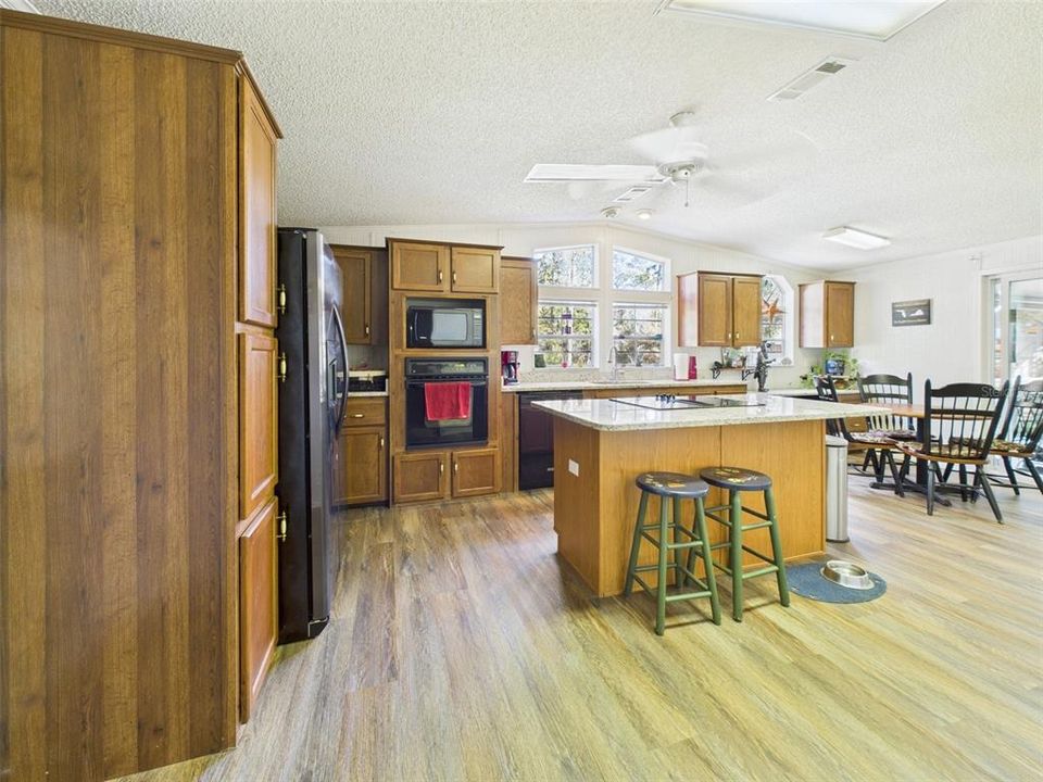 待售: $375,000 (3 贝兹, 2 浴室, 2349 平方英尺)