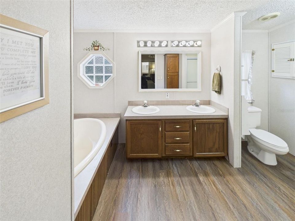 待售: $375,000 (3 贝兹, 2 浴室, 2349 平方英尺)