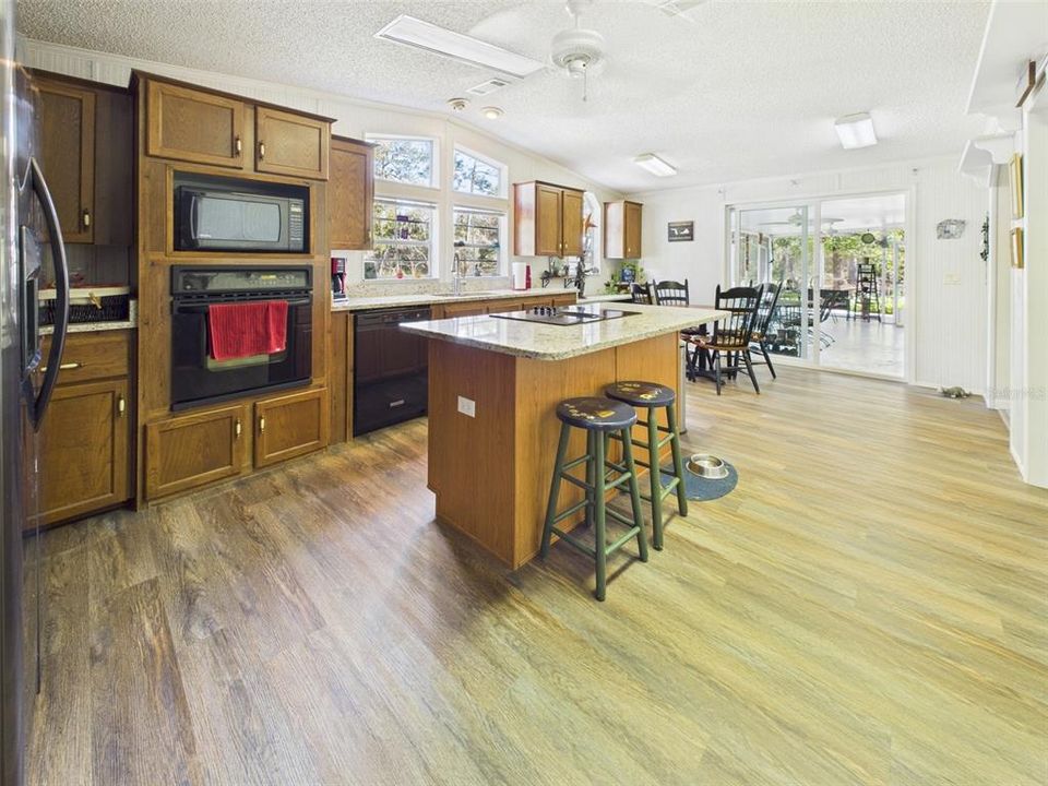 待售: $375,000 (3 贝兹, 2 浴室, 2349 平方英尺)